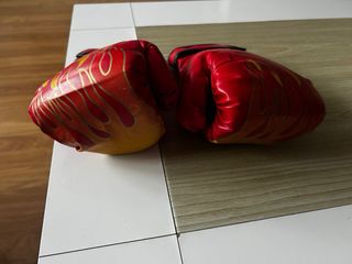Guantes de boxeo rojos para niño