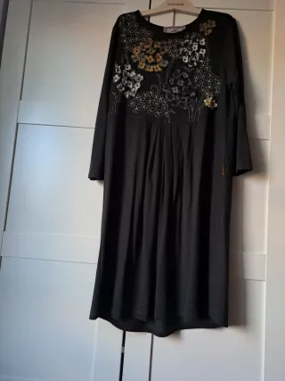 Vestido negro con flores superpuestas