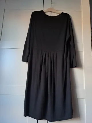 Vestido negro con flores superpuestas