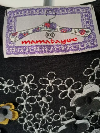 Vestido negro con flores superpuestas