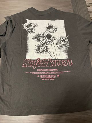 Camiseta negra con logo rosa