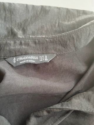 Camisa Stradivarius negra cruzada