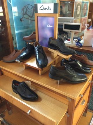 Mesa expositora de calzado Clarks.