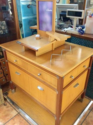 Mesa expositora de calzado Clarks.