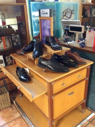 Mesa expositora de calzado Clarks.