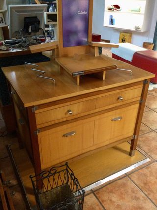 Mesa expositora de calzado Clarks.