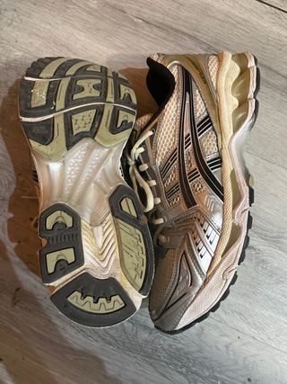 Zapatillas Asics Beige y Plateadas