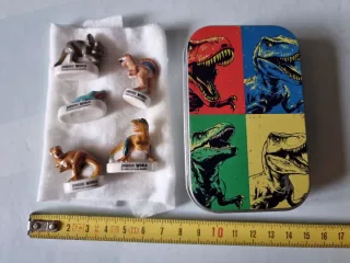 Figuras Dinosaurios Jurassic World y estuche metal