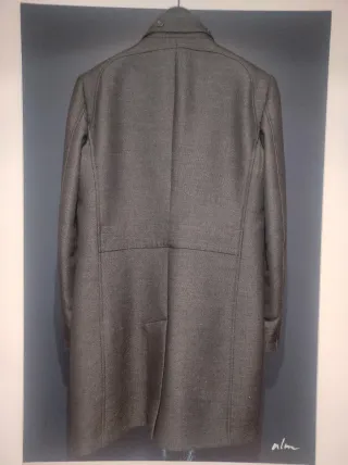 Abrigo largo hombre gris oscuro.