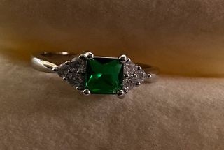Anello con cristallo verde smeraldo