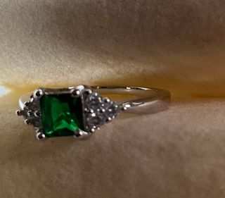 Anello con cristallo verde smeraldo