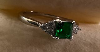 Anello con cristallo verde smeraldo