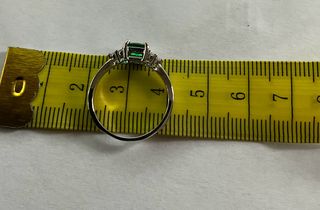 Anello con cristallo verde smeraldo