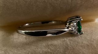 Anello con cristallo verde smeraldo