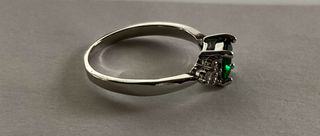 Anello con cristallo verde smeraldo