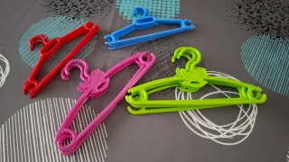 Lote de 17 perchas infantiles de plástico