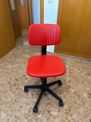 Silla de oficina roja con elevador