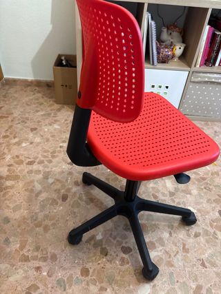 Silla de oficina roja con elevador