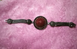 Bracciale donna con pietra rossa e dettagli argentati