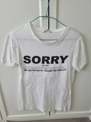 Camiseta blanca con estampado Sorry