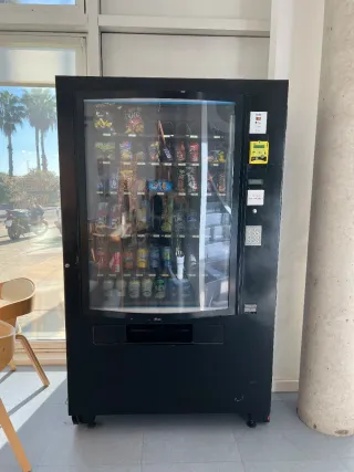 Máquina expendedora de snacks y bebidas