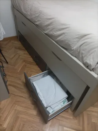 Habitación juvenil con mesa de estudio y cama nido