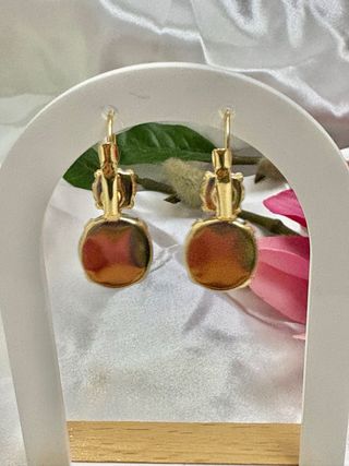 Pendientes dorados con piedras verde y fucsia