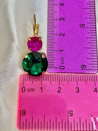 Pendientes dorados con piedras verde y fucsia