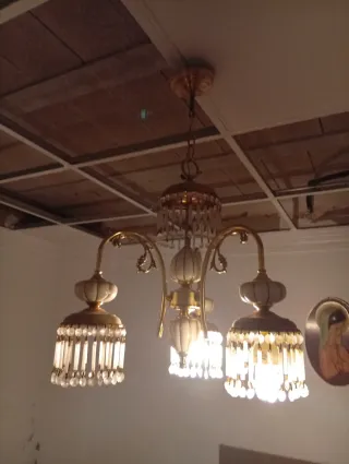 Lámpara colgante dorada y blanca