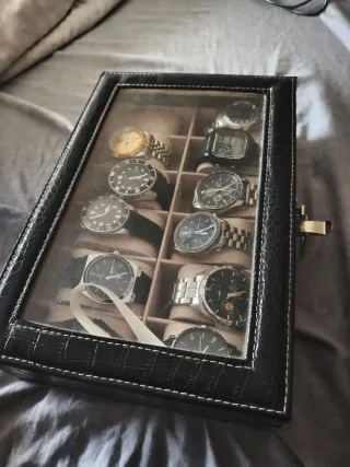 Caja de 12 relojes negra y dorada