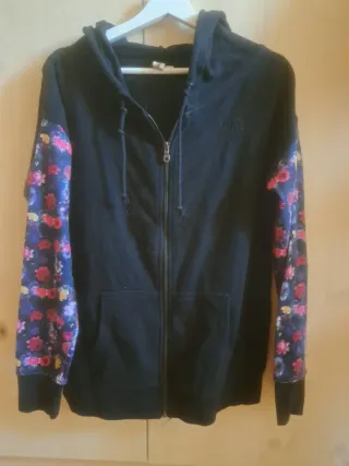 Sudadera Vans con mangas estampadas