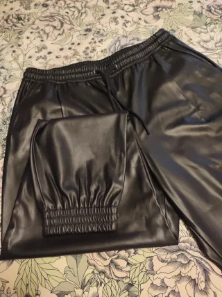 Pantalones Jogger Efecto Piel Zara