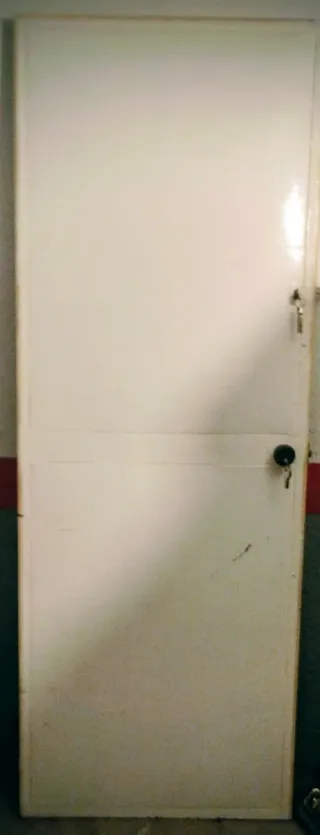 Puerta de hierro con doble cerradura