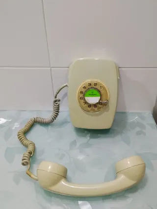 Teléfono rueda pared antiguo Telefonica