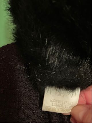 Chaqueta negra con cuello de pelo y falda a juego