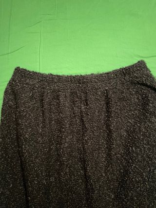 Chaqueta negra con cuello de pelo y falda a juego