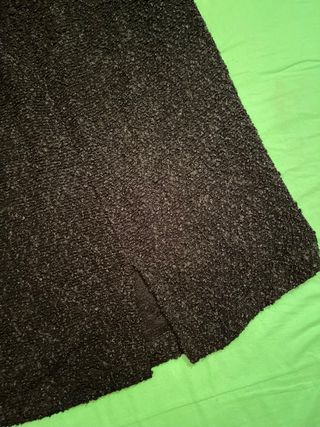 Chaqueta negra con cuello de pelo y falda a juego