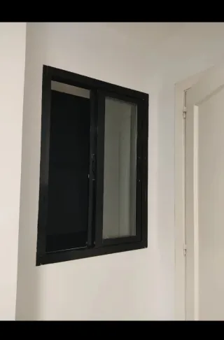 Ventana negra corredera