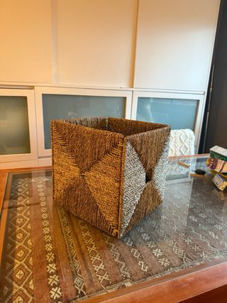 Cestas de yute y mimbre