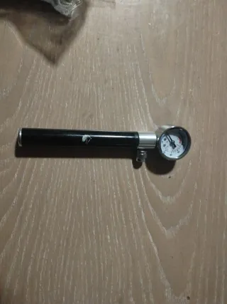 BOMBA DE BICICLETA CON KIT ANTIPINCHAZOS