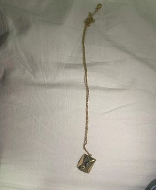 Collar sobre dorado que abre, no se la marca