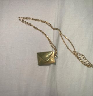 Collar sobre dorado que abre, no se la marca