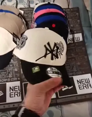 Conjunto di Cappelli New Era Beige e Viola