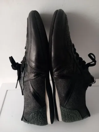 Zapatillas deportivas negras y grises