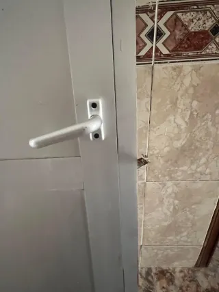 Puerta metálica gris