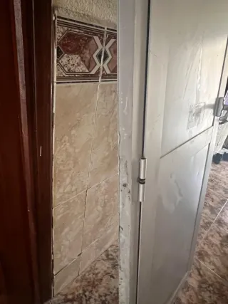 Puerta metálica gris