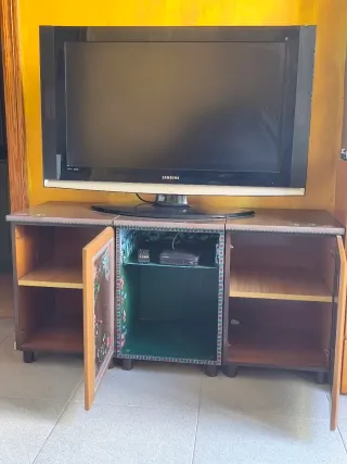 Mueble TV con puertas