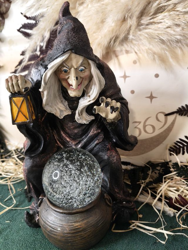 Bruja Farol y Bola Cristal Iluminada 23cm