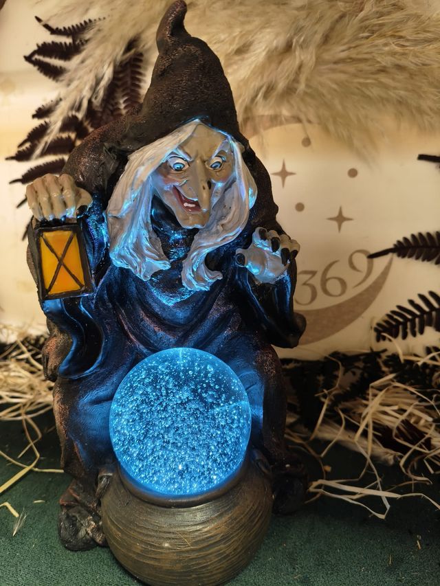 Bruja Farol y Bola Cristal Iluminada 23cm