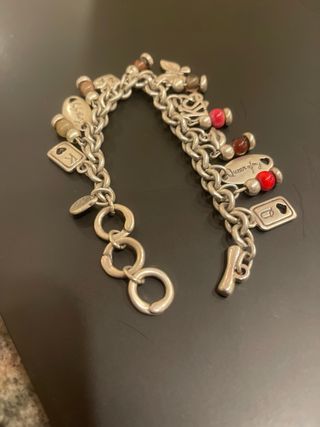 Pulsera con dijes de cartas y corazones